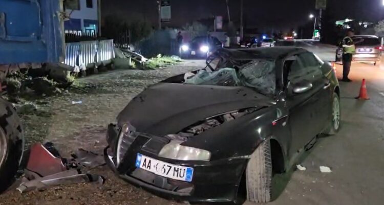 (Video) Aksident ne aksin Fier-Patos, makina godet nga pas kamionin e parkuar në rrugë, 2 të plagosur