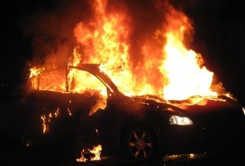 Shkrumbohen dy makina luksoze në Shkodër, pronari i kishte parkuar para shtëpisë