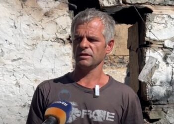 Banesa përpihet nga flakët në Maliq, familja me 3 fëmijë të mitur në qiell të hapur! Kryefamiljari: Na dogjën qëllimisht…