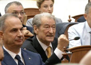 Kuvendi miraton mes tensioneve përbërjen e komisioneve të përhershme parlamentare, Berisha apel për protesta