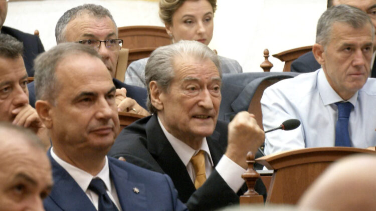 Kuvendi miraton mes tensioneve përbërjen e komisioneve të përhershme parlamentare, Berisha apel për protesta