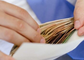 Paga mesatare 830 euro, por gjysma e të punësuarve në vend marrin më pak se 630 euro në muaj