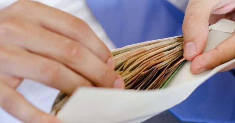 Paga mesatare 830 euro, por gjysma e të punësuarve në vend marrin më pak se 630 euro në muaj