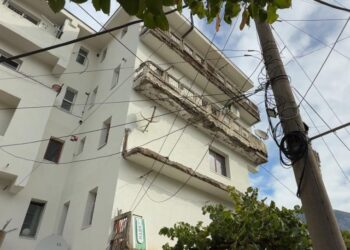 Rilindjes urbane i “del boja”/ Shemben ballkonet e rikonstruktuara, rrezikohet jeta e qytetarëve (FOTO)