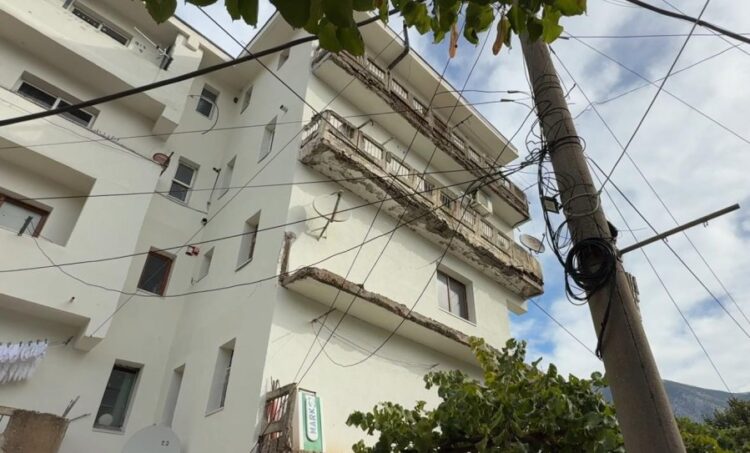 Rilindjes urbane i “del boja”/ Shemben ballkonet e rikonstruktuara, rrezikohet jeta e qytetarëve (FOTO)
