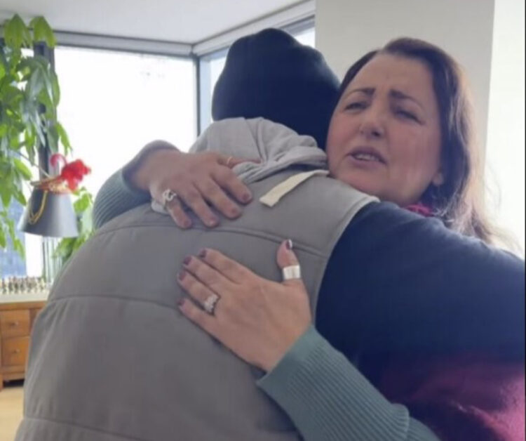 Parashqevi Simaku feston ditëlindjen, fjalët prekëse për të birin: Edhe pse je larg, zemra ime rreh për ty!