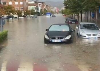 Rikthehen reshjet e shiut dhe stuhitë, përmbyten disa lagje në Vlorë dhe Durrës