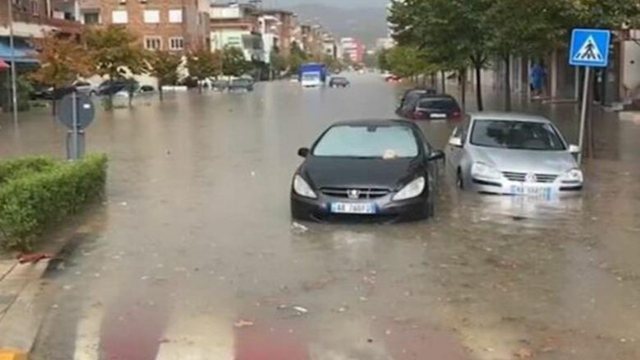 Rikthehen reshjet e shiut dhe stuhitë, përmbyten disa lagje në Vlorë dhe Durrës
