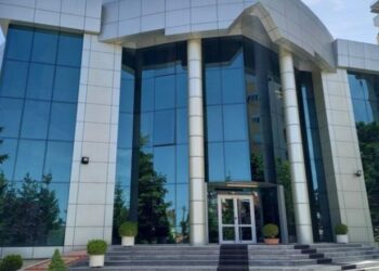 Ngacmonte nxënëset e mitura, Prokuroria e Korçës dërgon në gjyq mësuesin e artit (Emri)