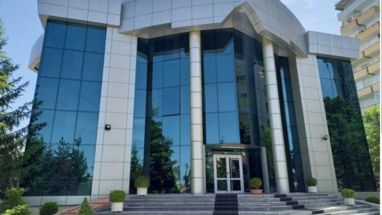 Ngacmonte nxënëset e mitura, Prokuroria e Korçës dërgon në gjyq mësuesin e artit (Emri)