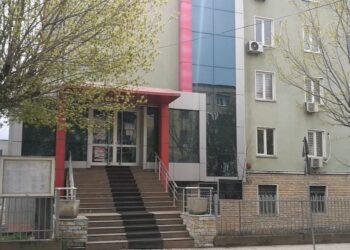 Vrau personin që 15 vite më parë i plagosi vajzën, Prokuroria kërkon burgim të përjetshëm për autorin (Emri)