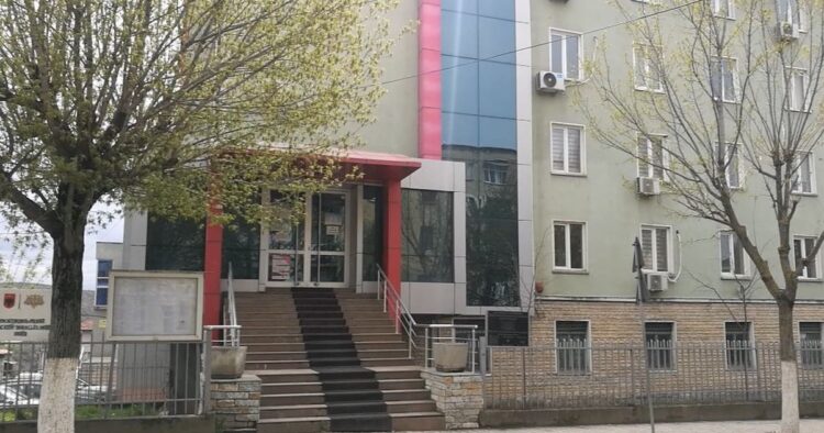 Vrau personin që 15 vite më parë i plagosi vajzën, Prokuroria kërkon burgim të përjetshëm për autorin (Emri)