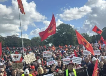 Qindra shqiptarë mblidhen në mbështetje të ish-krerëve të UÇK-së në Hagë