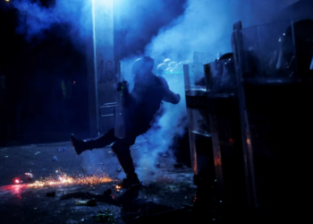 ‘Vuçiç largohu!’ Mijëra protestues antiqeveritarë përleshen me policinë në Novi Sad