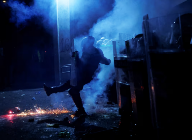 ‘Vuçiç largohu!’ Mijëra protestues antiqeveritarë përleshen me policinë në Novi Sad