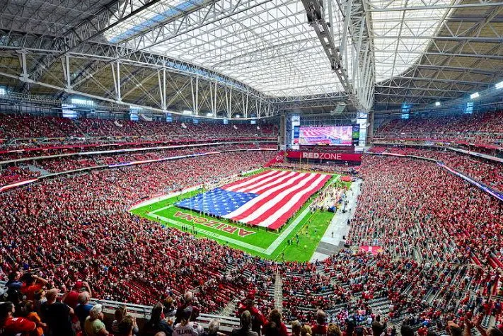 Mijëra njerëz mblidhen në stadiumin në Arizona për Charlie Kirk, priten fjalime nga Trump dhe figura të tjera republikane