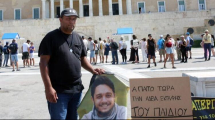 Gjykata nuk e lejon të zhvarrosë trupin e të birit, babi nis grevën përpara Parlamentit