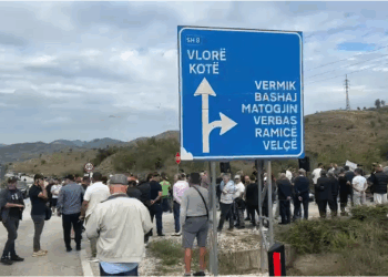 Banorët e gjashtë fshatrave në Vlorë protesojnë në rrugë: Premtimet elektorale i harruan…(Video)