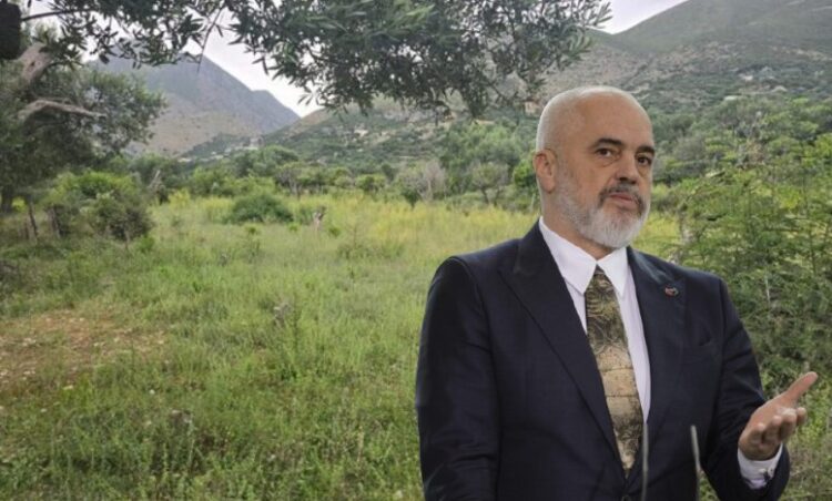 Ta bëjmë edhe tokën bujqësore beton! Rama i hap rrugë ndertimeve në pemishte e ullishte