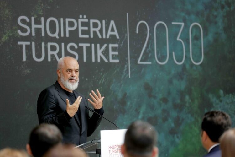 Rama fyen rëndë shqiptarët e trojeve që po mbajnë gjallë turizmin: Po na ndotin vendin…