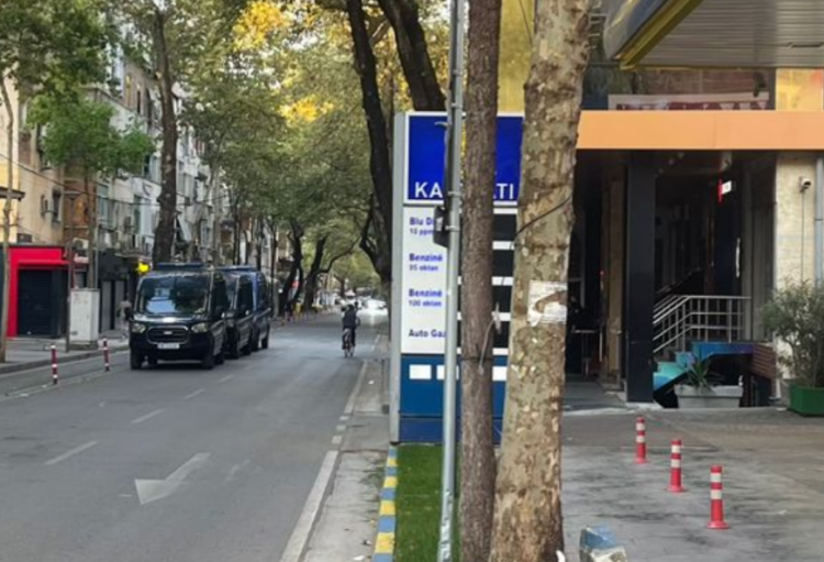 Forcat RENEA zbarkojnë te “Myslym Shyri” në Tiranë