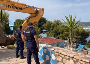 Nis aksioni për prishjen e ndërtimeve pa leje në Sarandë, në fokus zaptimi i hapësirave publike