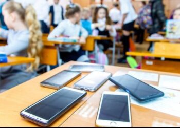 Urdhri i Ministrisë së Arsimit bie në vesh të shurdhër: Nxënësit vijojnë përdorimin e celularëve në shkolla