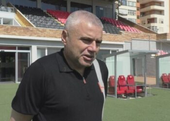 Pasi i dhunoi në stadium, Sinan Idrizi i shpall gazetarët ‘agjentë të kamufluar”: Kishin armë të sofistikuara…