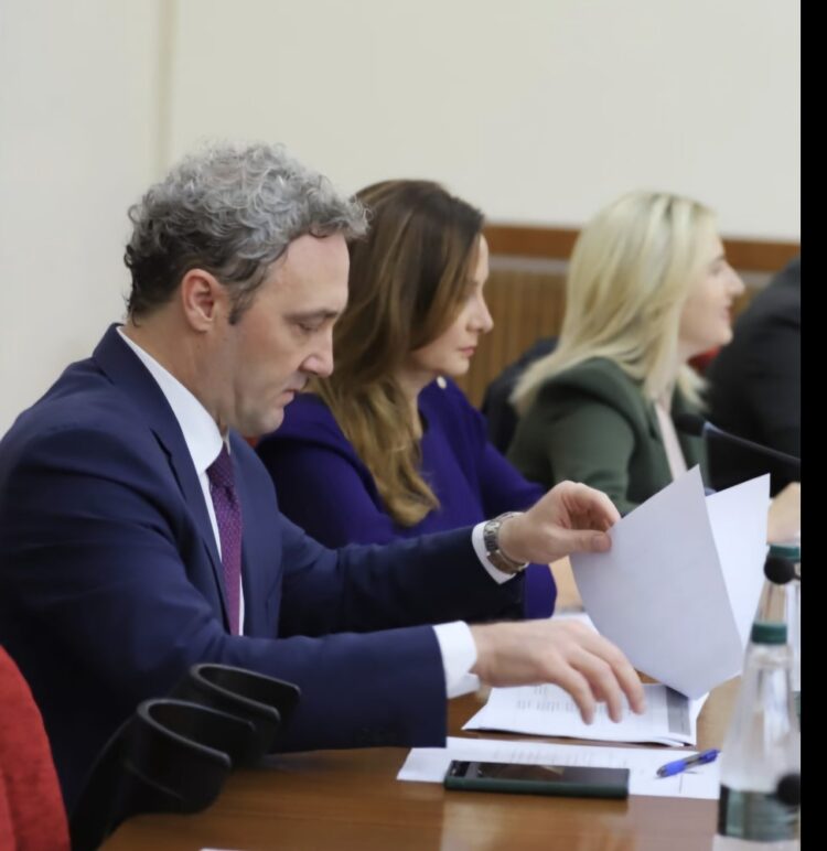 Bardh Spahia: Kërkoj futjen me urgjencë në kalendarin e Kuvendit të projektligjit për gjendjen civile, të njihen vetëm dy gjini!