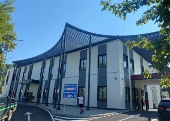 Humb kontrollin e veturës dhe del nga rruga, shoferja përfundon tek Trauma