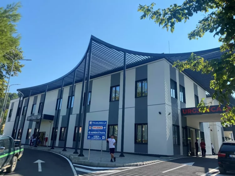 Humb kontrollin e veturës dhe del nga rruga, shoferja përfundon tek Trauma