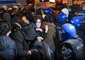 Goditet opozita turke, gjykata shkarkon drejtuesit e degës së Stambollit të partisë opozitare