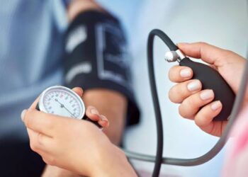 Alarmi i OBSH: Gati gjysma e shqiptarëve mbi 30 vjeç vuajnë nga hipertensioni – Vetëm 11% e mbajnë nën kontroll