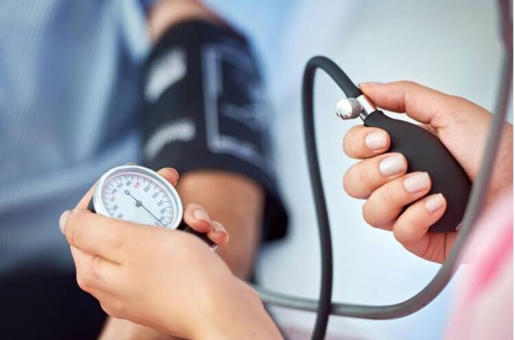 Alarmi i OBSH: Gati gjysma e shqiptarëve mbi 30 vjeç vuajnë nga hipertensioni – Vetëm 11% e mbajnë nën kontroll