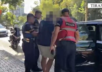 Shtyp me gomë këmbën e efektives së qarkullimit, i kërkoi të zhvendoste makinën