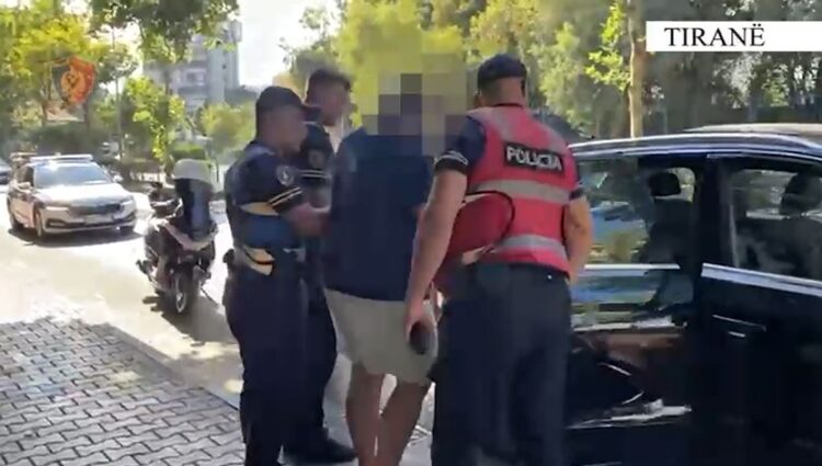 Shtyp me gomë këmbën e efektives së qarkullimit, i kërkoi të zhvendoste makinën