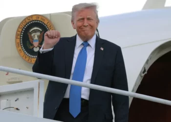 Trump zbarkon në Mbretërinë e Bashkuar me arsenal lufte, limuzinë e blinduar 1.2 miliardë £