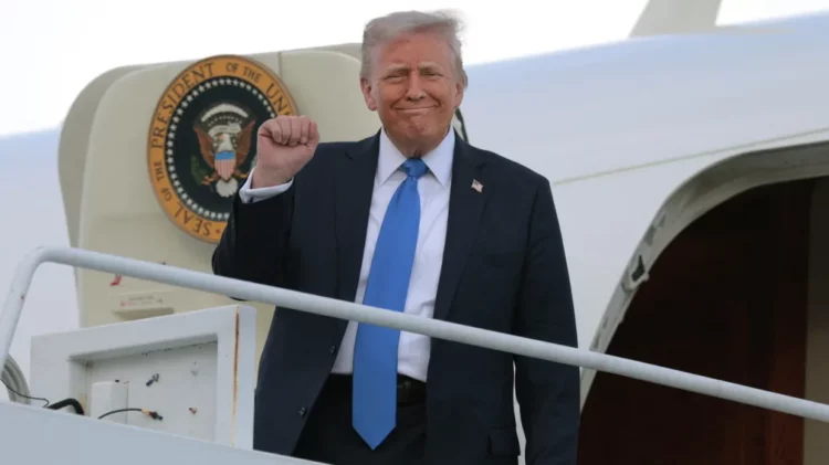 Trump zbarkon në Mbretërinë e Bashkuar me arsenal lufte, limuzinë e blinduar 1.2 miliardë £