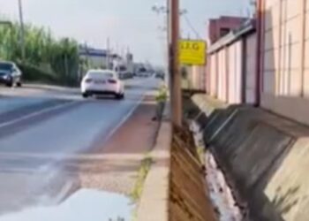 Lagje mes plehrave dhe kanalit të ujërave të zeza në Sukth: Banorët në rrezik prej vitesh, kërkojnë zgjidhje urgjente