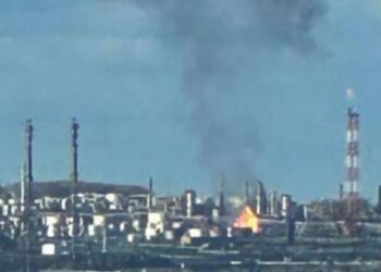 Ukraina sulmon rafinerinë ruse të naftës