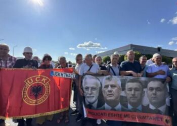 Veteranët e luftës nisen drejt Holandës, protestë para Gjykatës së Hagës për ish-krerët e UÇk-së