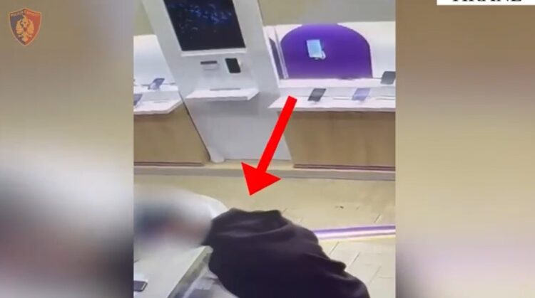 Tiranë/ Vodhi dy dyqane duke kërcënuar shitëset me thikë, pranga 31-vjeçarit