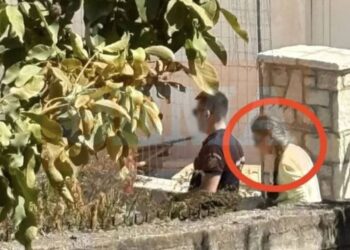 “E varrosi nënën për të marrë pensionin: Zbulohet sekreti makabër që tronditi një fshat në Greqi”