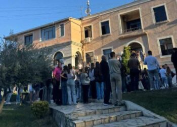 Drejtoria e Konvikteve lë në radhë studentët për regjistrimet, përplasje me policinë – VIDEO