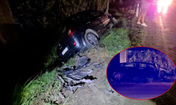 Dy autovetura përplasen në rrugën Fier-Patos, një prej tyre përfundon në kanal