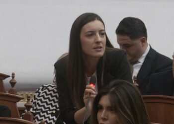 “Na ofenduat Diellën!” Zegjine Çaushi flet për herë të parë në Kuvend, duartrokitet edhe nga opozita