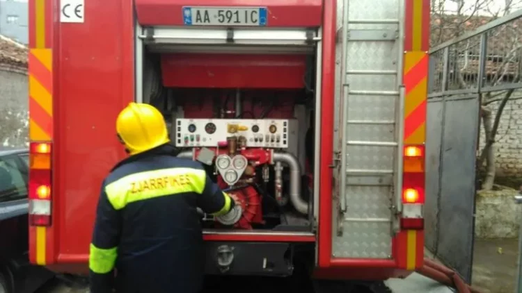 Përfshihet nga zjarri shtëpia në Elbasan, një i moshuar ndërron jetë