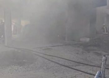 U dogjën 3 makina brenda ne garazh, Policia: Shkak një defekt në motorr