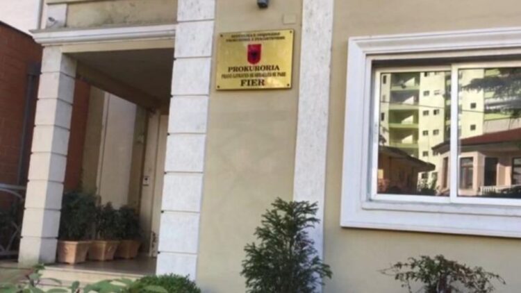 Dhunë ndaj të birit, Prokuroria Fier dërgon për gjykim babanë – urdhër mbrojtjeje për fëmijën