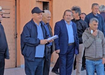 Banorët protestojnë në Fier para Kadastrës: 20 vjet pa certifikata pronësie